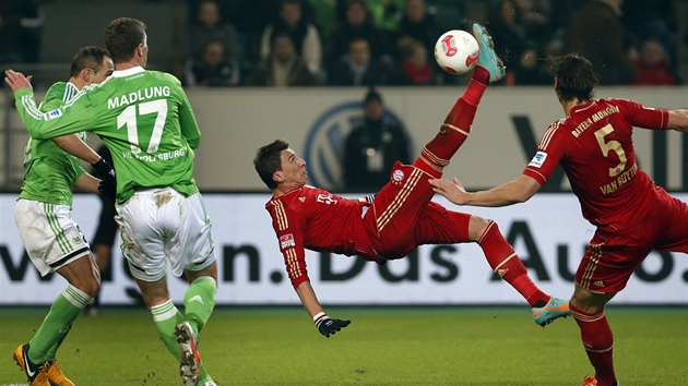 Mario Manduki stl vodn gl Bayernu v zpase s Wolfsburgem. 