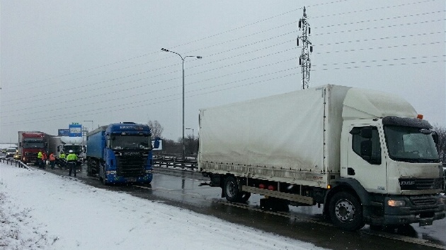 Na rychlostní silnici R1 se srazily čtyři kamiony (13. února 2013).