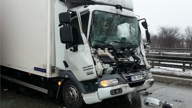Na rychlostní silnici R1 se srazily čtyři kamiony (13. února 2013).