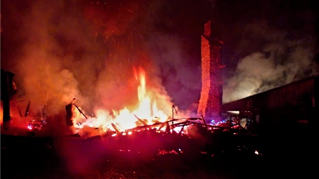 V České Vsi na Jesenicku v noci shořely dřevěné budovy místního ranče s restaurací. Škoda je odhadována na nejméně pět milionů korun.