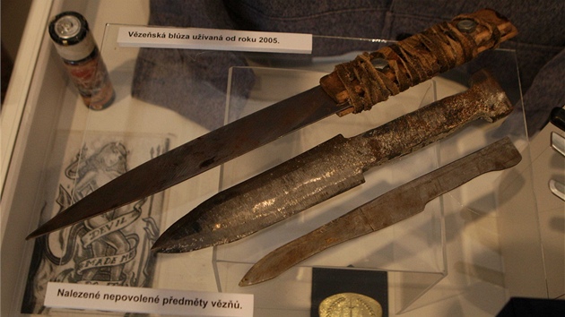 Mezi exponáty nové výstavy Mírov - pohled patří i zabavené vězni tajně vyrobené nože.