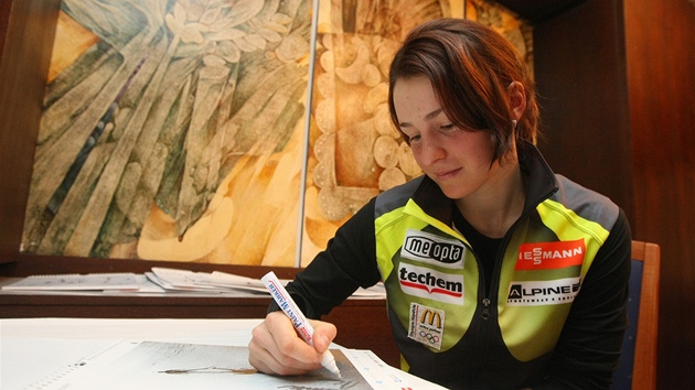 esk biatlonistka Veronika Vtkov se podepisuje na nstnn kalend.