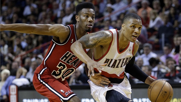 Damian Lillard z Portlandu unikl Norrisi Coleovi z Miami.