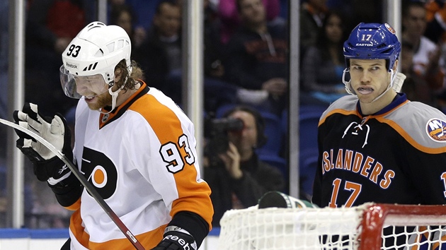 Jakub Voráek (vlevo) se raduje z gólu Philadelphie. Matt Martin z NY Islanders