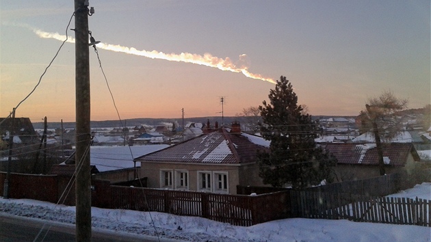 Na snmku je zachycen meteorit, kter proletl blzko rusk vesnice Boloje Sidelnikovo, lec zhruba 50 kilometr od eljabinsku.