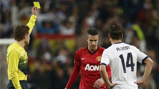 BRZKÝ TREST. Hned v úvodu zápasu s Realem Madrid  dostal žlutou kartu Robin van Persie, útočník Manchesteru United (v červeném).