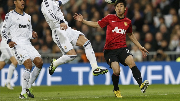 HON ZA MÍČEM. Sergio Ramos z Realu Madrid (uprostřed) svádí souboj s Šinžim Kagawou z Manchesteru United.