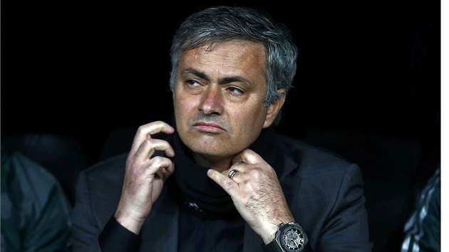 PRAVA LY. Jos Mourinho, trenr Realu Madrid, bhem zpasu s Manchesterem United.