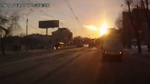 Snmek z videa zychycujc let meteoritu, kter dopadl v okol eljabinsku.