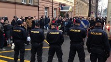 Policisté hlídají skupinu Dán� v Karlín�.