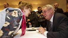 MIlo� Zeman p�i diskusi se svými sousedy z Nového Veselí (11. února 2013)