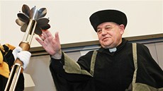 Arcibiskup praský Dominik Duka na univerzit v Hradci Králové, kde pevzal
