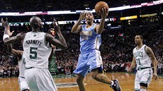 Andre Miller z Denveru zakon�uje mezi hrá�i Bostonu. Vlevo je Kevin Garnett,