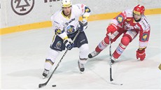Kladenský Miloslav Ho�ava se sna�í o rozehrávku, pozorn� ho st�e�í t�inecký