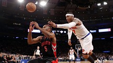 Carmelo Anthony z týmu New York Knicks (vpravo) zkouí získat mí v souboji s