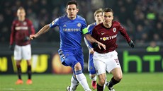 Kapitán Chelsea Frank Lampard bojuje s útoníkem Sparty Davidem Lafatou.