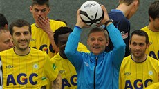 Fotbalisté Teplic pi oficiálním focení ped startem jarní sezony. S míem