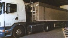 Kamion s návsem s deklarovaným nákladem obilí ze Slovenské republiky zadreli