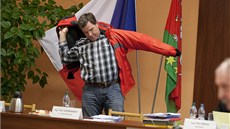 Místostarosta Petr Vodanský opoutí své místo poté, co ho zastupitelstvo