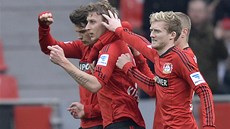HLOUEK SLAVÍCÍCH. Spoluhrái z Leverkusenu gratulují Stefanu Kiesslingovi...