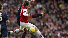 ZPÁTKY NA ZEM. Tomá Rosický, eský záloník Arsenalu (vpedu), bojuje v zápase