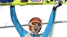 DOLET�L NEJDÁL. N�mecký skokan na ly�ích Richard Freitag slaví triumf v
