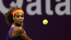 TO BUDE RÁNA. Serena Williamsová se napahuje v katarském semifinále.