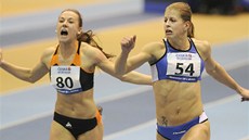 CÍL. Kate�ina �echová (vpravo) dobíhá na �edesátimetrové trati jako první,