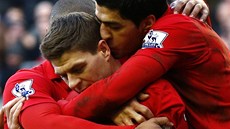 VEDEME! Fotbalisté Liverpoolu se radují z prvního gólu, který vstřelil Steven