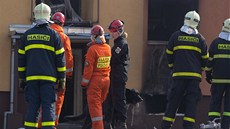 Na míst exploze plynu v bytovém dom zasahovaly desítky hasi, policist a zdravotník.