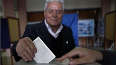 Mu� vhazuje hlasovací lístek b�hem kyperských voleb prezidenta (17. února 2013)