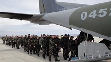 �eské letouny CASA p�epravují ma�arské vojáky do Kosova a zp�t.