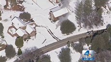 Letecký záb�r televize KNBC4 TV na srub, kde se m�l schovat Christopher Dorner