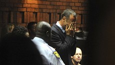 Oscar Pistorius si v soudní síni vyslechl formální obvin�ní z vra�dy a poté se