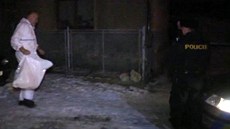 Policista pichází k domu v eské Líp, kde bylo zavradné tyleté dít.