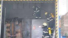 Z kotle pro vytáp�ní su�i�ky se po�ár v kladrubské peletkárn� roz�í�il do