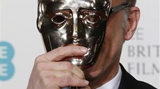 Herec Christoph Waltz s cenou BAFTA za vedlejí roli ve filmu Nespoutaný Django