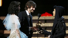 Grammy za rok 2012 - Prince pedává cenu Kimbe a Goyte
