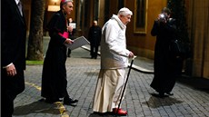 Papež Benedikt XVI. přichází na setkání s bohoslovci v římském Romano Maggiore....