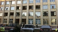 Rozbitá okna na budově v ruském Čeljabinsku majitel připisuje následkům