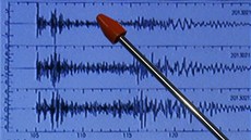 Detail záznamu z japonského seismometru (12. února 2013)