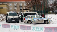 Tělo nalezli policisté na hřišti v Mníšku pod Brdy. Podle předběžných informací není cizí zavinění pravděpodobné.