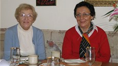 Helena Kostková a Eva Vaková, dcery Otto Fischla, na soudobém snímku