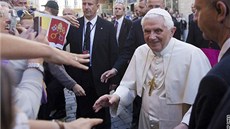 Pape� odjí�dí z apo�tolské nunciatury na Hrad 