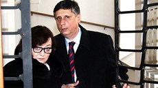 Expremiér Jan Fischer piel spolu se enou Danou ped odjezdem na dovolenou