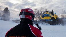 Vrtulník odváží zraněného lyžaře do nemocnice (ilustrační snímek).