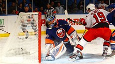 V KLIN�I. Ji�í Tlustý z Caroliny skóruje i p�esto, �e je tísn�n obranou New