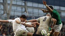 Anglická mlýnová spojka Ben Youngs odkopává mí�, blokovat se ho sna�í Conor