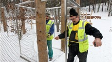 emeslníci upravují oplocení u australského pavilonu. 