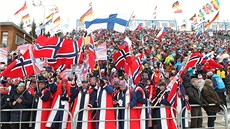 Nor�tí fanou�ci v pop�edí zcela zapln�né tribuny.